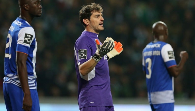 Iker Casillas en un duelo con el Porto