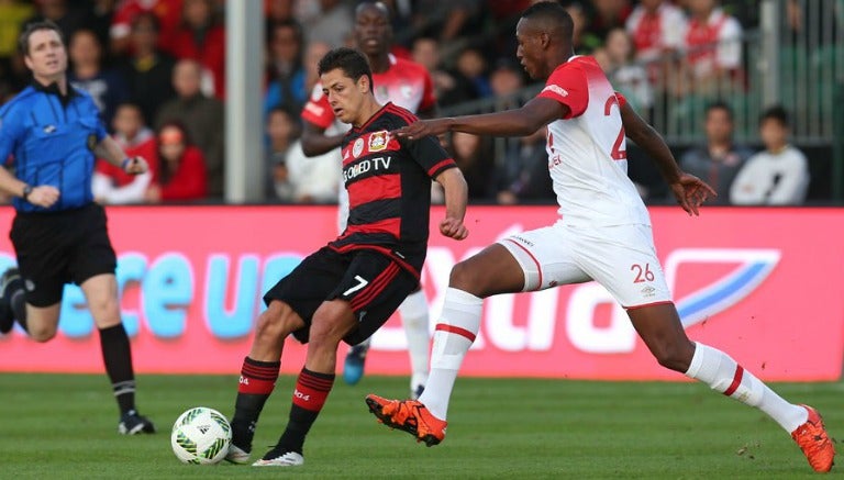 Chicharito en un duelo de pretemporada con el Bayer