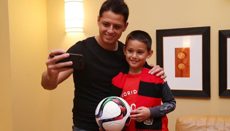 Chicharito en compañía del pequeño Eduardo en Florida