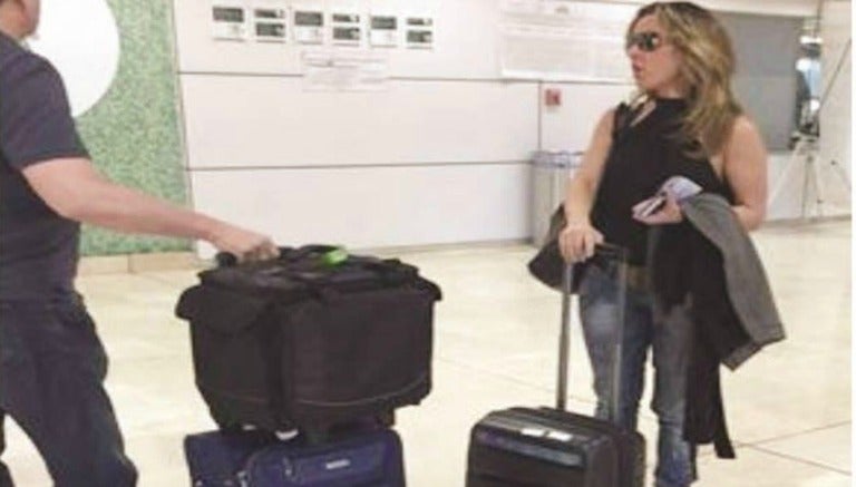 Kate del Castillo llega al aeropuerto de Guadalajara