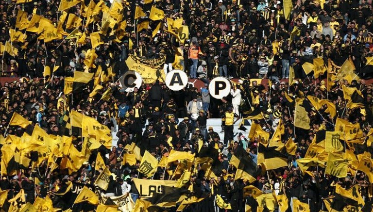 Afición de Peñarol apoyando a su equipo en el estadio