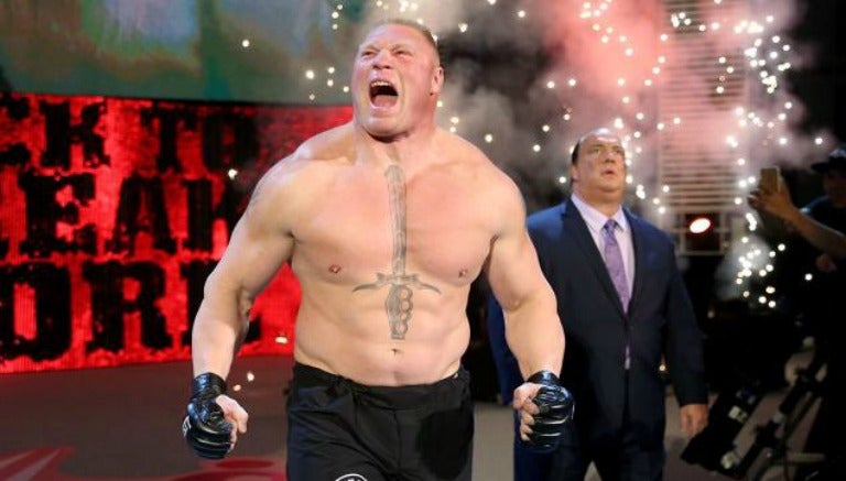 Brock Lesnar hace su entrada al ring en Hell in a Cell