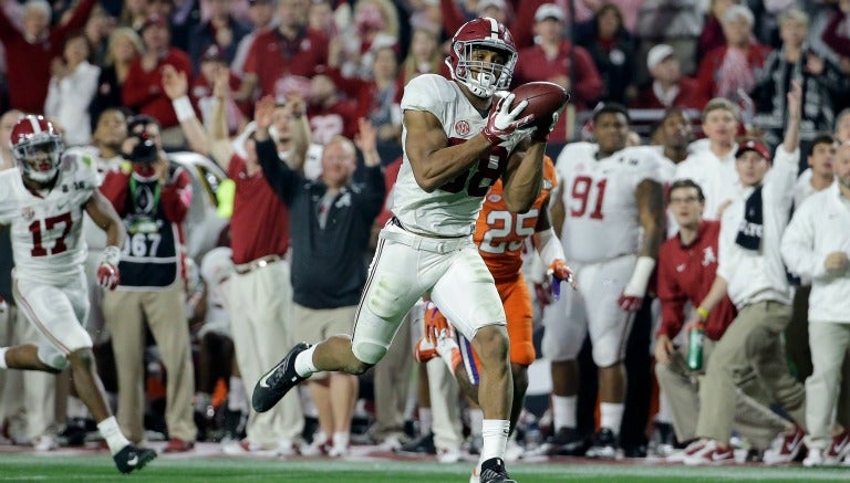 O.J. Howard corre con el ovoide a ha zona de anotación