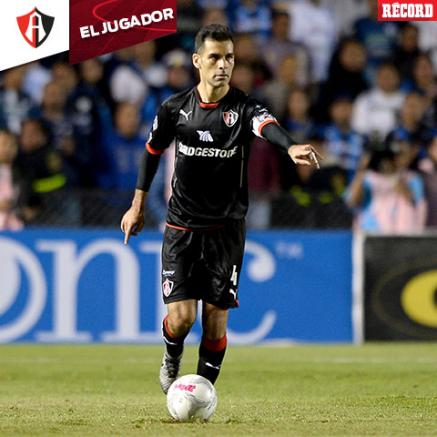 Rafa Márquez conduce el balón en partido con Atlas