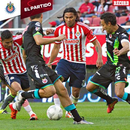 Carlos Peña intenta pasar a dos jugadores de Veracruz