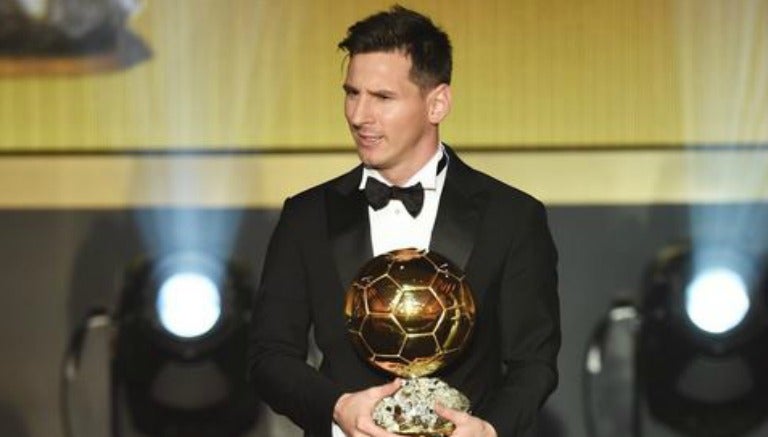 Messi muestra su trofeo