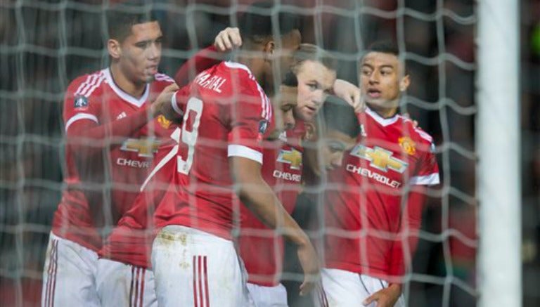 Jugadores del Manchester United festejan un gol