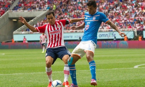 Rodríguez pelea el balón con Bravo