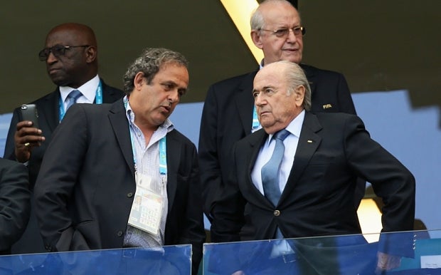 Blatter y Platini observan un evento