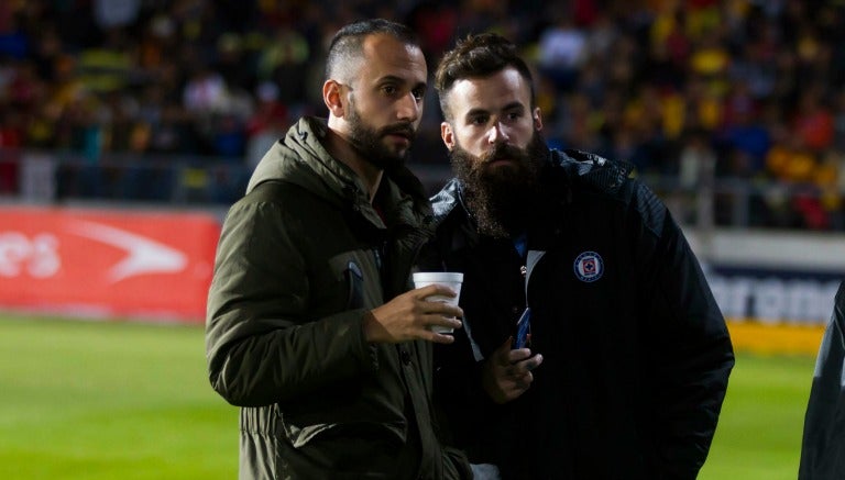 Vázquez platica con Crosas en el Estadio Morelos