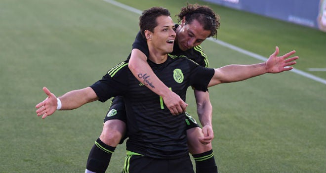 Chicharito y Guardado festejan un gol con el Tri