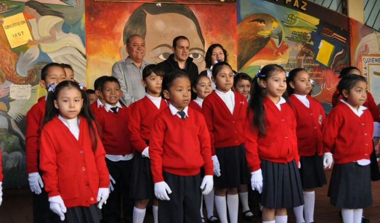 Blanco posa en la primaria Benito Juárez