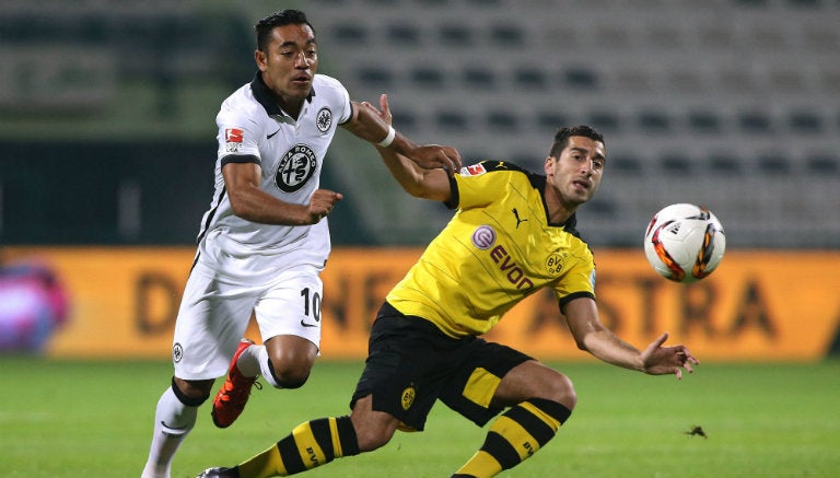 Marco Fabián compite por el balón en juego contra el Borussia Dortmund