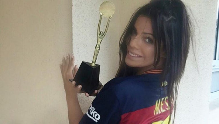 Suzy Cortez posa sexy con la playera del Barcelona