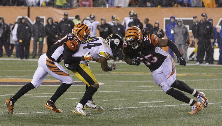 Vontaze Burfict corre hacia Antonio Brown