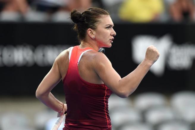 Simona Halep celebra un punto ante Caroline Garcia