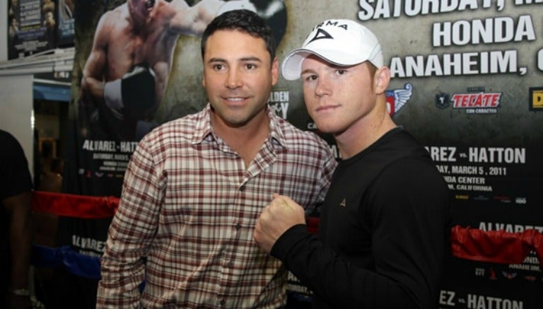 Canelo Álvarez y Oscar de la Hoya atendiendo a los medios