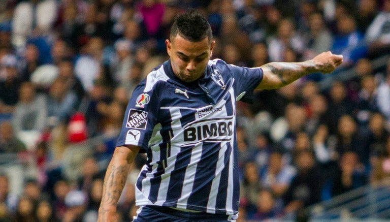 El jugador de Rayados intenta tirar a portería