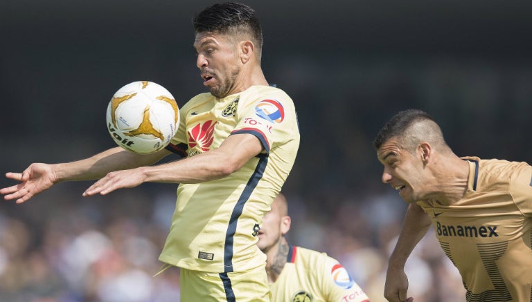 Peralta controla el esférico en duelo contra Pumas