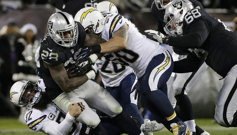 Raiders y Cargadores disputan el ovoide