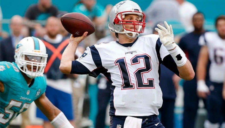 Tom Brady se prepara para lanzar contra Miami