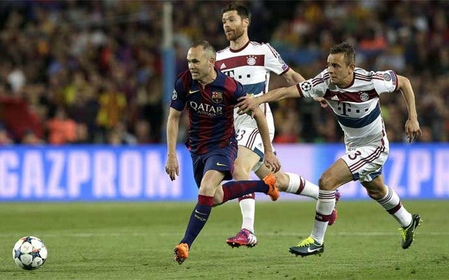 Iniesta busca escapar de la marca del Bayern