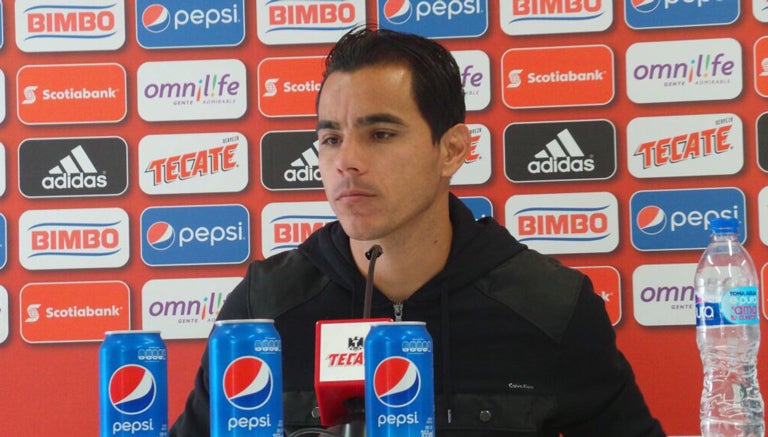 Omar Bravo en conferencia de prensa