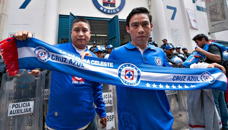 Aficionados de Cruz Azul en las afueras del estadio