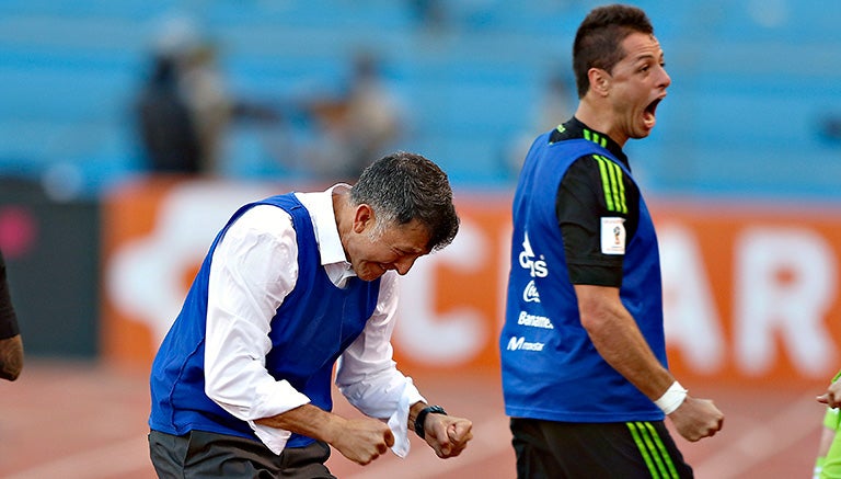 Osorio y Chicharito, festejando un gol con el Tri