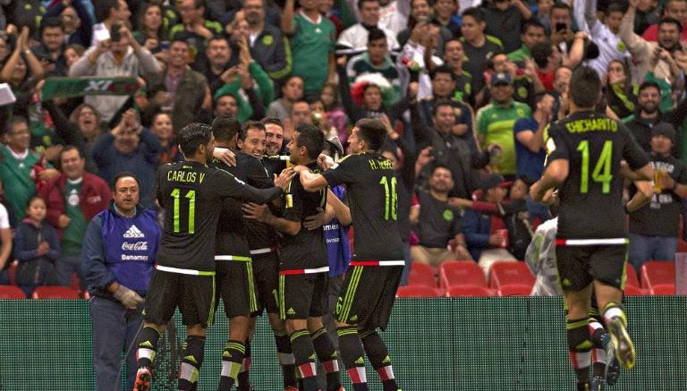 Jugadores del Tri festejan un gol contra El Salvador 