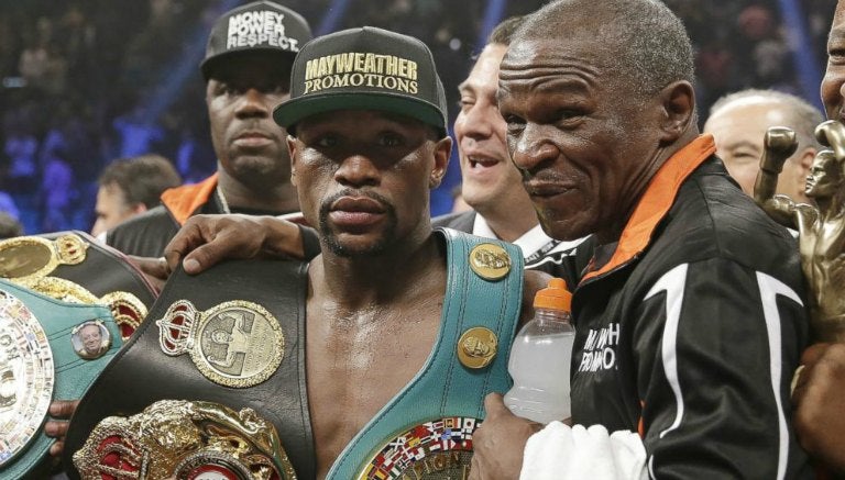 Mayweather presume sus cinturones