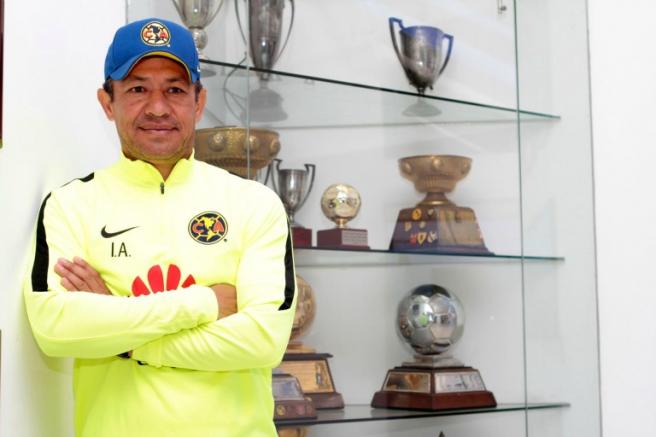 Ignacio Ambriz presume los títulos del América