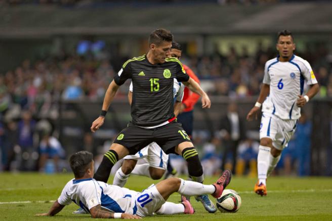 Héctor Moreno contiene a los atacantes salvadoreños