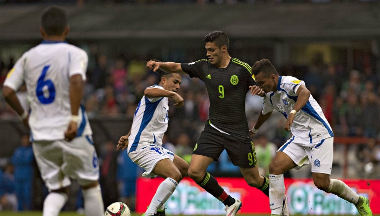 Raúl Jiménez conduce balón en juego de México contra El Salvador