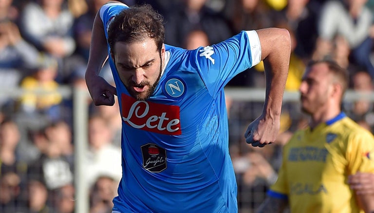 Gonzalo Higuaín celebra un gol con el Nápoles