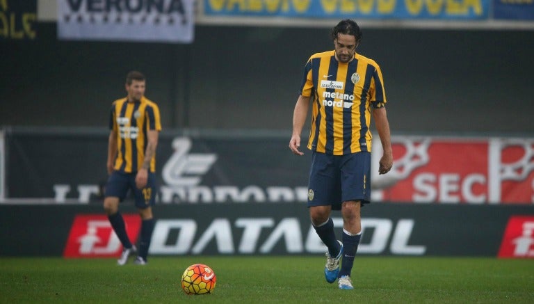 Luca Toni se lamenta durante un encuentro del Hellas Verona