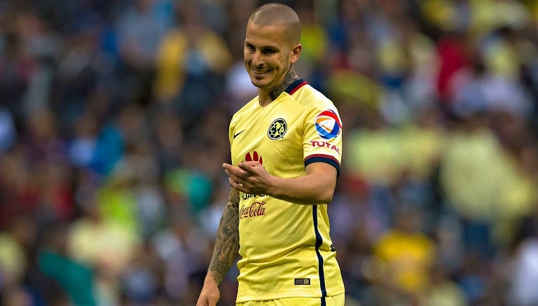 Darío Benedetto en juego con las Águilas del América