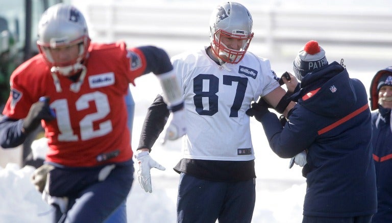 Gronkowski recibe ayuda durante práctica de Patriotas