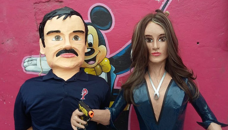 Las piñatas del Chapo y Kate