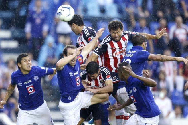 Jugadores de Cruz Azul y Chivas pelean un balón