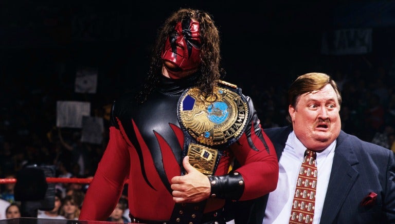 Kane muestra el campeonato de la WWF