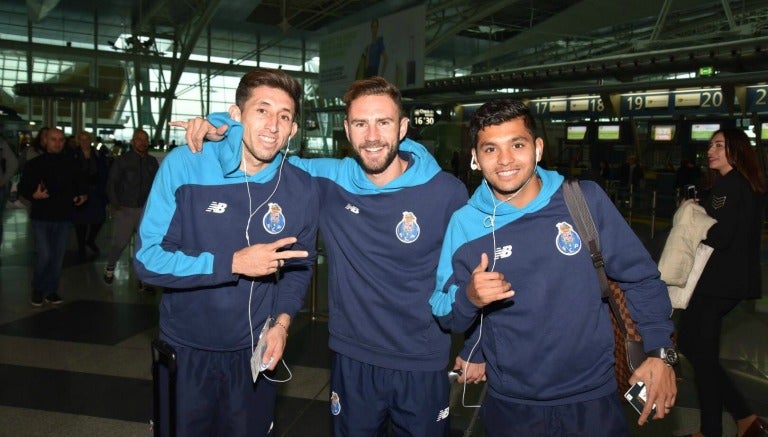 Tecatito, Layún y Herrera posan para una foto con el Porto