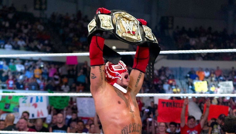 Rey Mysterio festeja con el campeonato de la WWE