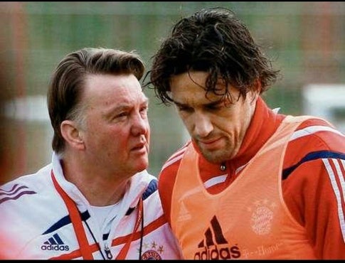 Van Gaal dice algo a Luca Toni durante un entrenamiento