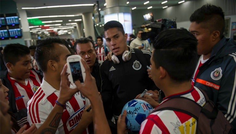 Algunos jugadores de Chivas firmaron autógrafos