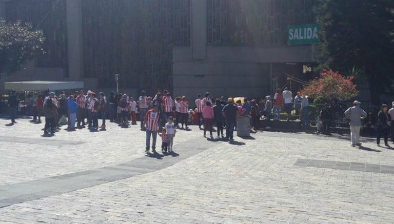 Afición rojiblanca en la Basílica con las Chivas