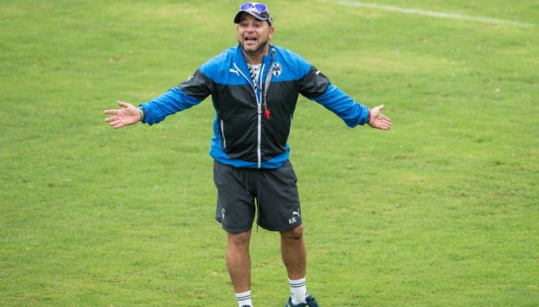 Antonio Mohamed en un entrenamiento de Rayados