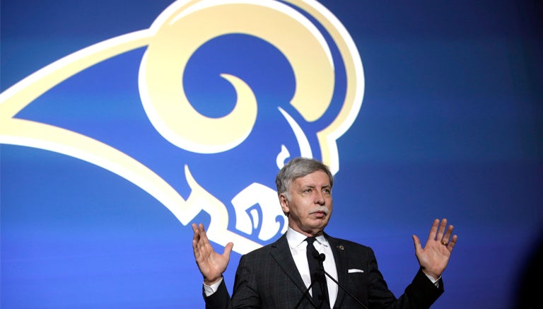 Stan Kroenke en conferencia de prensa