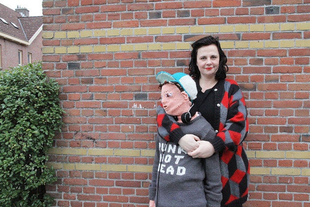 Marieke Voorslujis con la réplica de su hijo