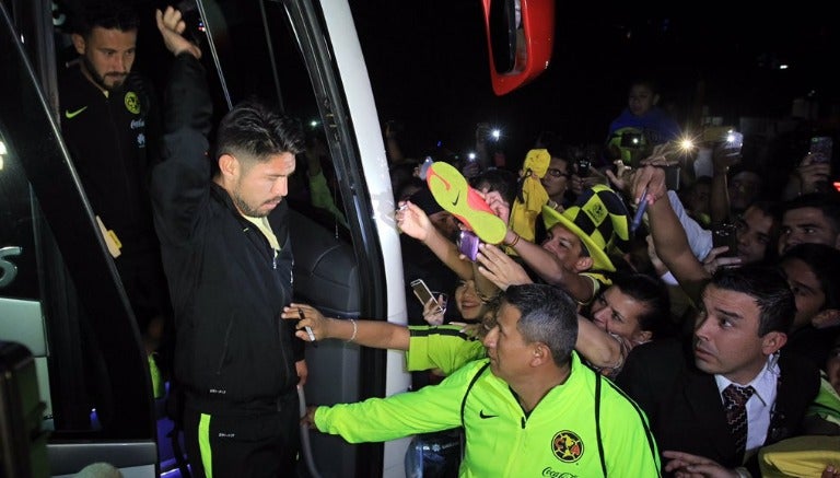 Oribe Peralta bajando del autobús americanista